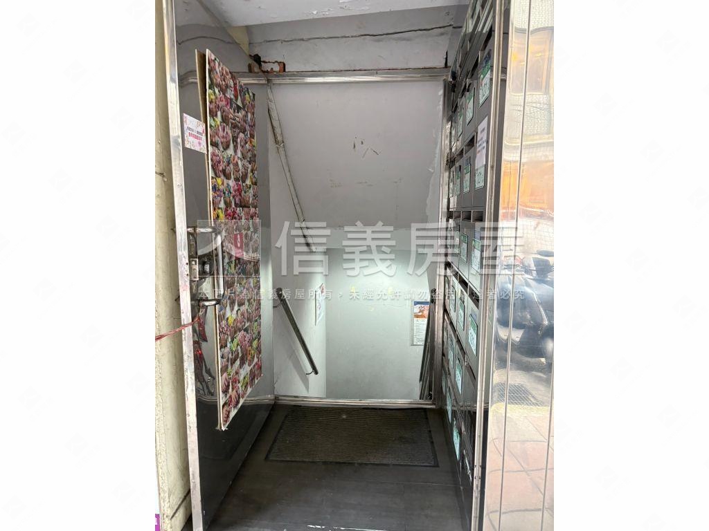 巨蛋機能八德路邊間金店面房屋室內格局與周邊環境