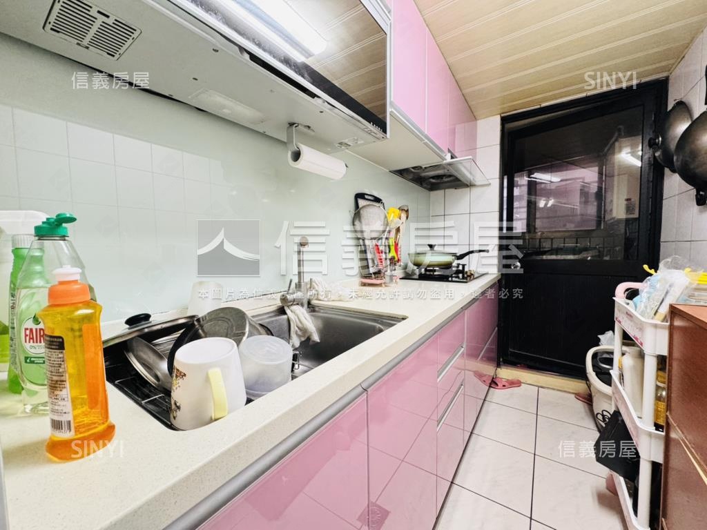 台南傳奇附平面車位房屋室內格局與周邊環境