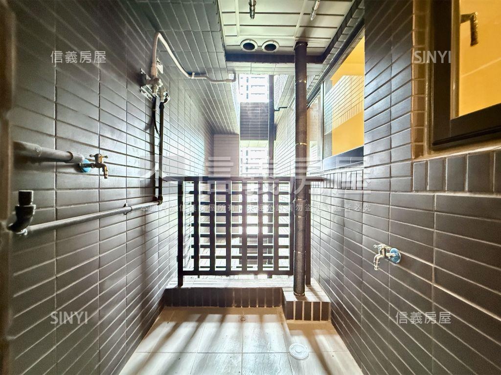 世界花園☆面中庭三房車位房屋室內格局與周邊環境