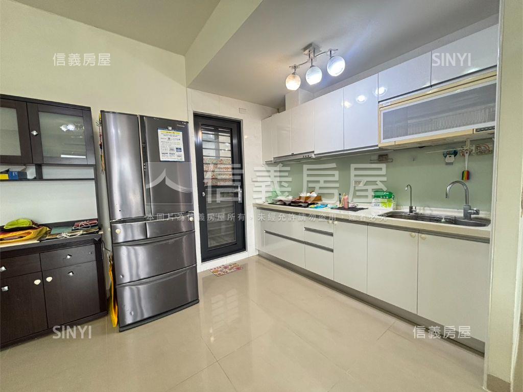 煙波Ａ１三房車位房屋室內格局與周邊環境