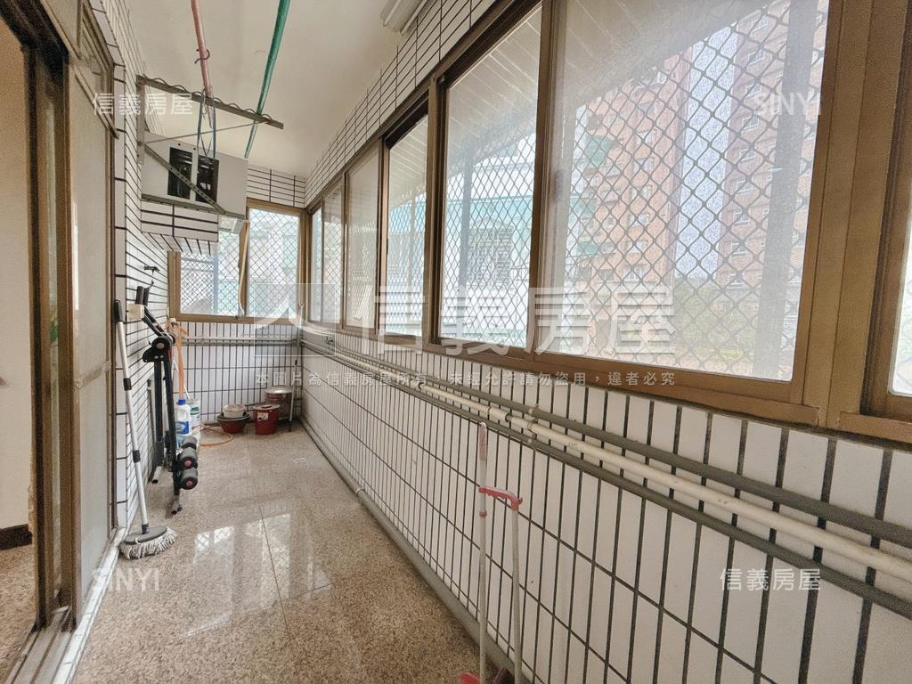 一層兩戶電梯大四房房屋室內格局與周邊環境