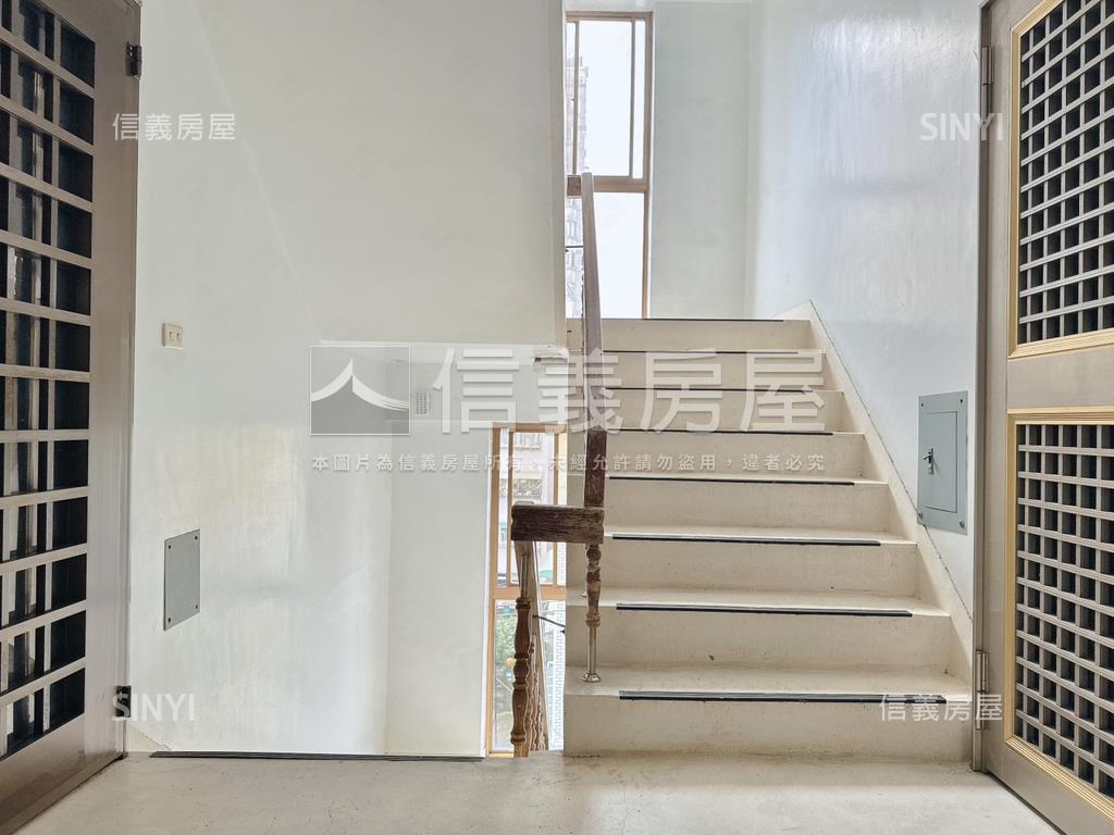 一層兩戶電梯大四房房屋室內格局與周邊環境