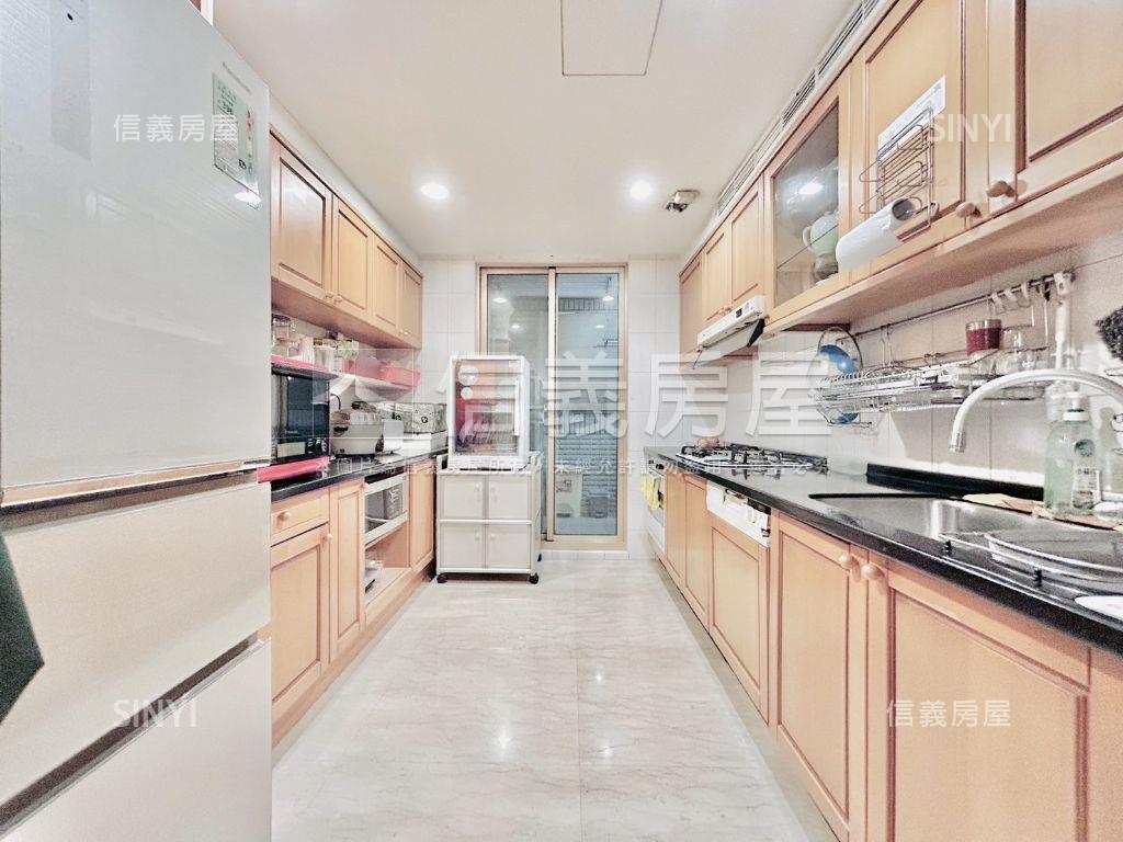 天璽１歌劇院旁４房雙車位房屋室內格局與周邊環境