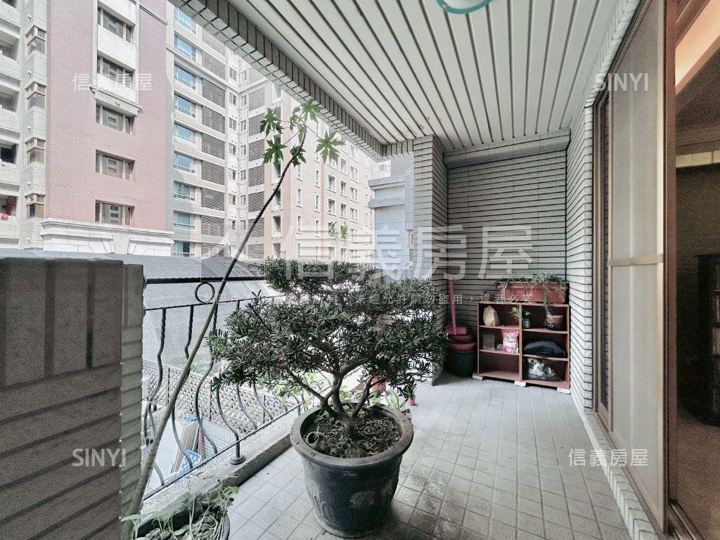 天璽１歌劇院旁４房雙車位房屋室內格局與周邊環境