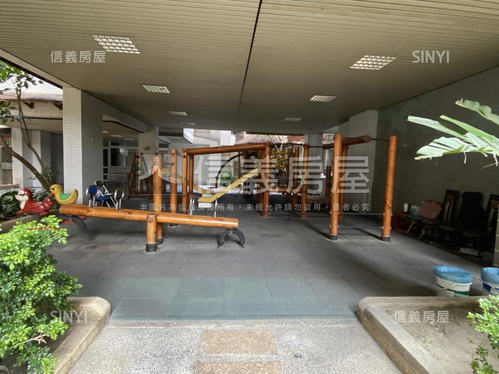 專任椰城挑高３房車位房屋室內格局與周邊環境