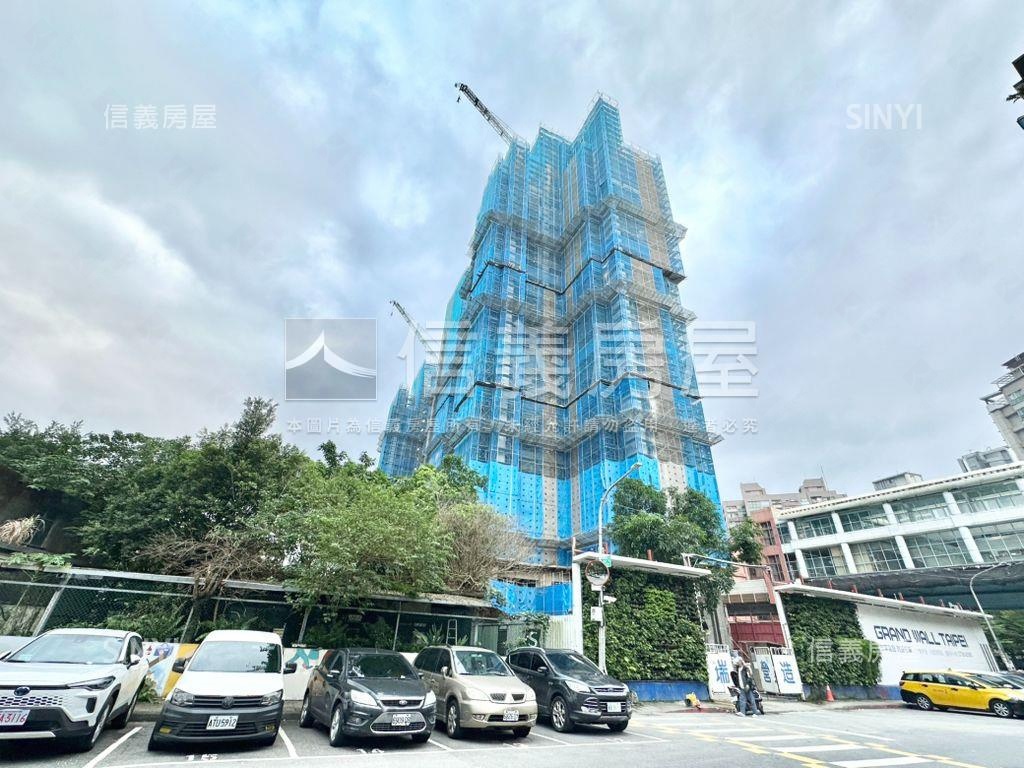 麟光信義全新燙金店面房屋室內格局與周邊環境