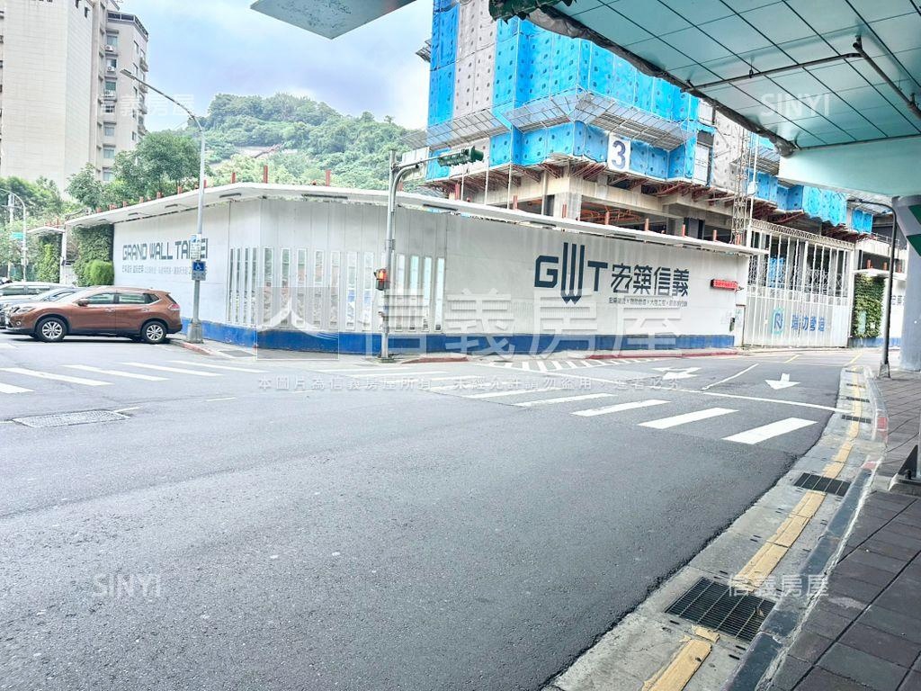 麟光信義全新燙金店面房屋室內格局與周邊環境