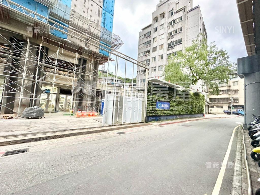 麟光信義全新燙金店面房屋室內格局與周邊環境