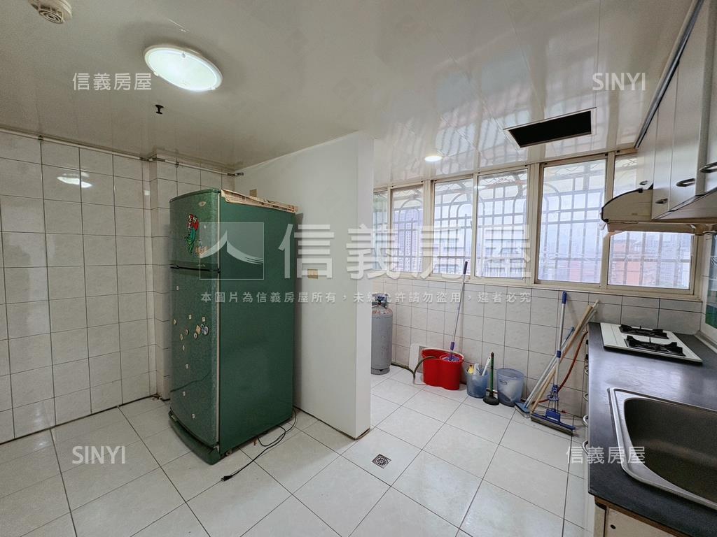 雙捷運雙主臥的電梯大樓房屋室內格局與周邊環境