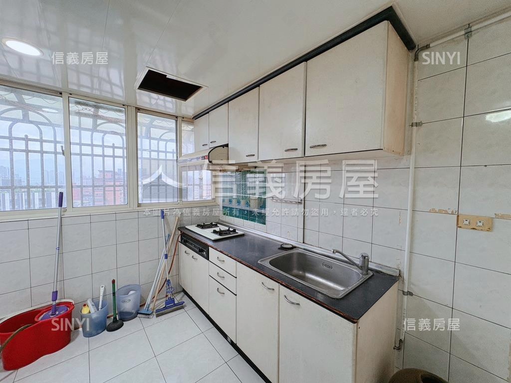 雙捷運雙主臥的電梯大樓房屋室內格局與周邊環境