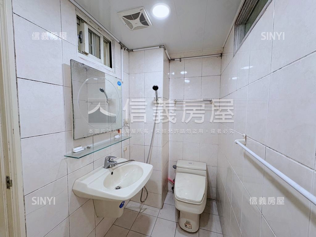 雙捷運雙主臥的電梯大樓房屋室內格局與周邊環境