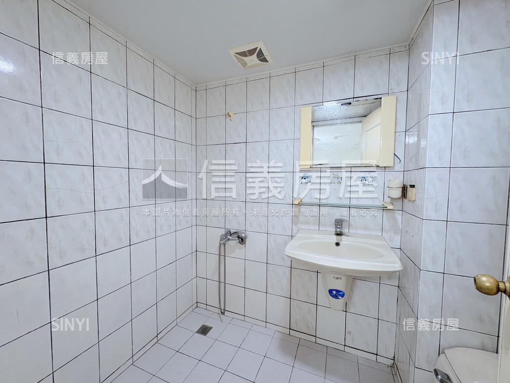 雙捷運雙主臥的電梯大樓房屋室內格局與周邊環境