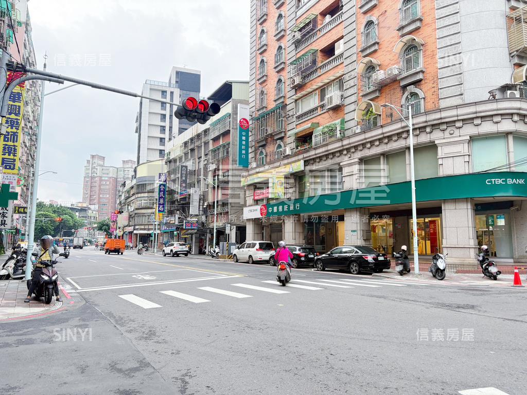 雙捷運雙主臥的電梯大樓房屋室內格局與周邊環境