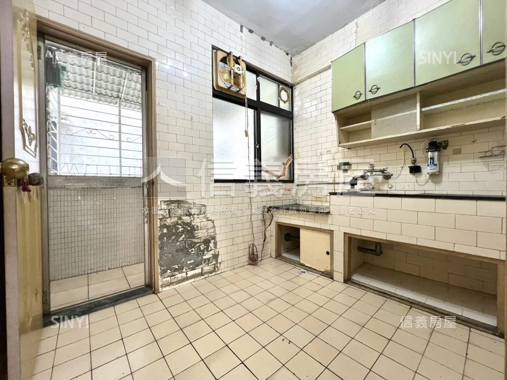 捷運永安街黃金３樓房屋室內格局與周邊環境