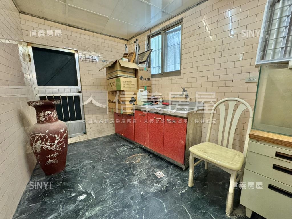 近雙軌正街邊間透天房屋室內格局與周邊環境