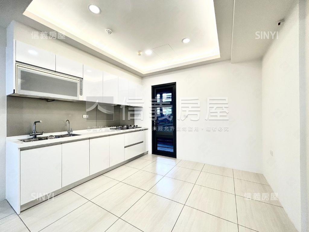 世紀．鑫城４房平面車位房屋室內格局與周邊環境