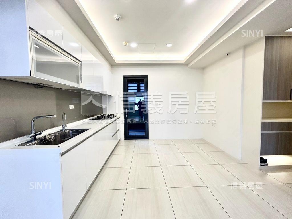 世紀．鑫城４房平面車位房屋室內格局與周邊環境