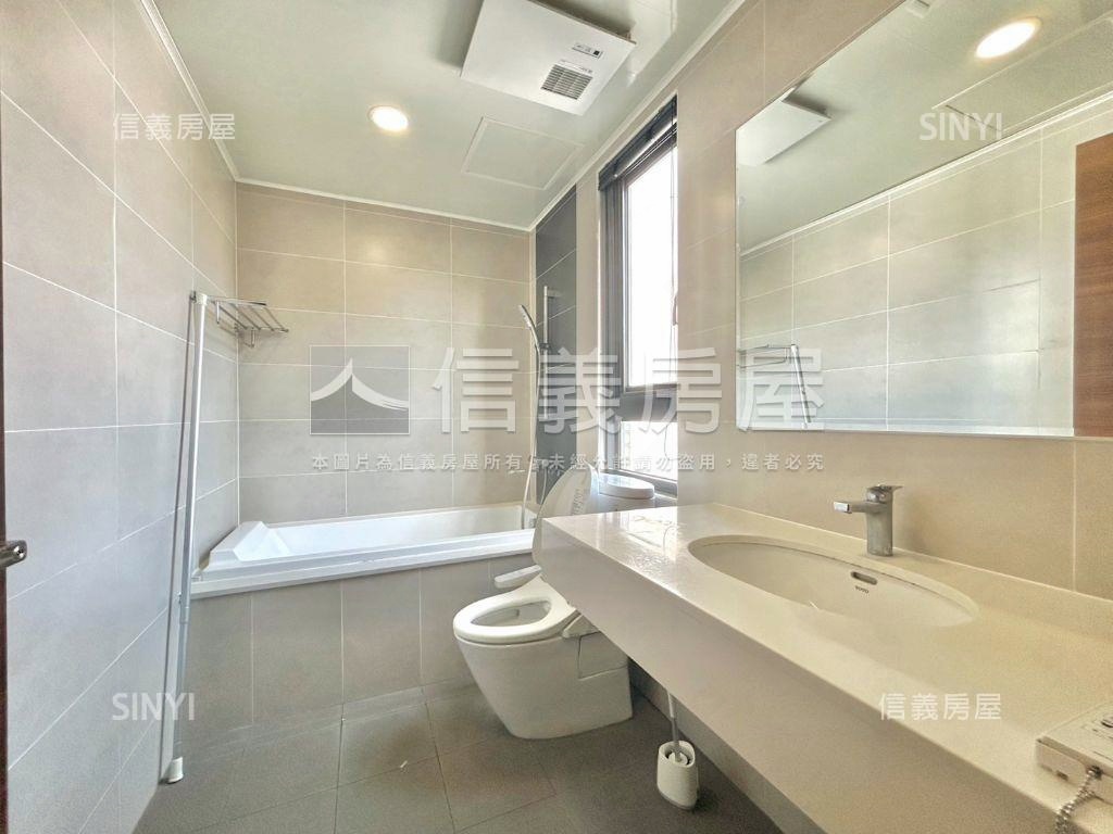 世紀．鑫城４房平面車位房屋室內格局與周邊環境