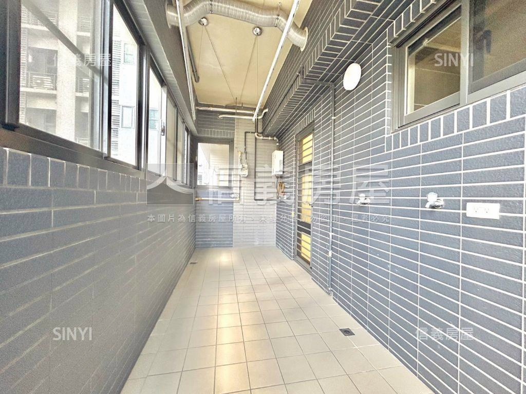 世紀．鑫城４房平面車位房屋室內格局與周邊環境