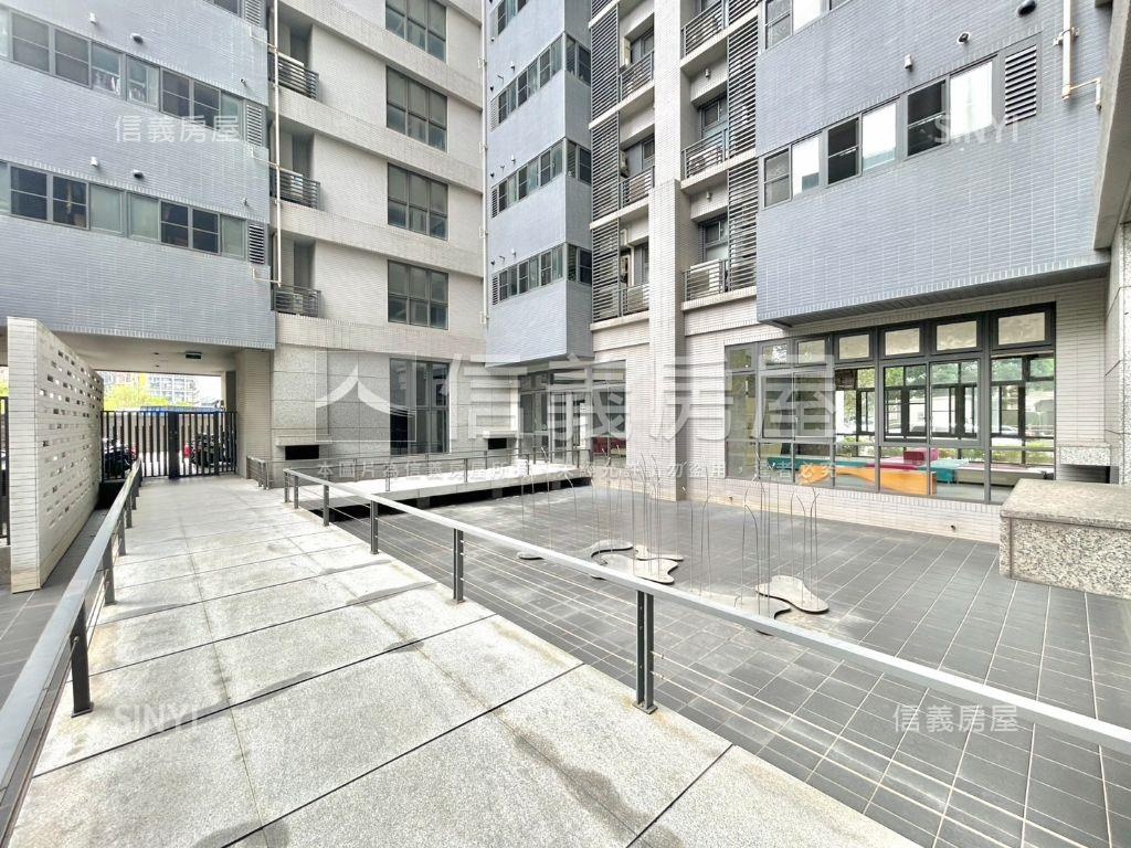 世紀．鑫城４房平面車位房屋室內格局與周邊環境