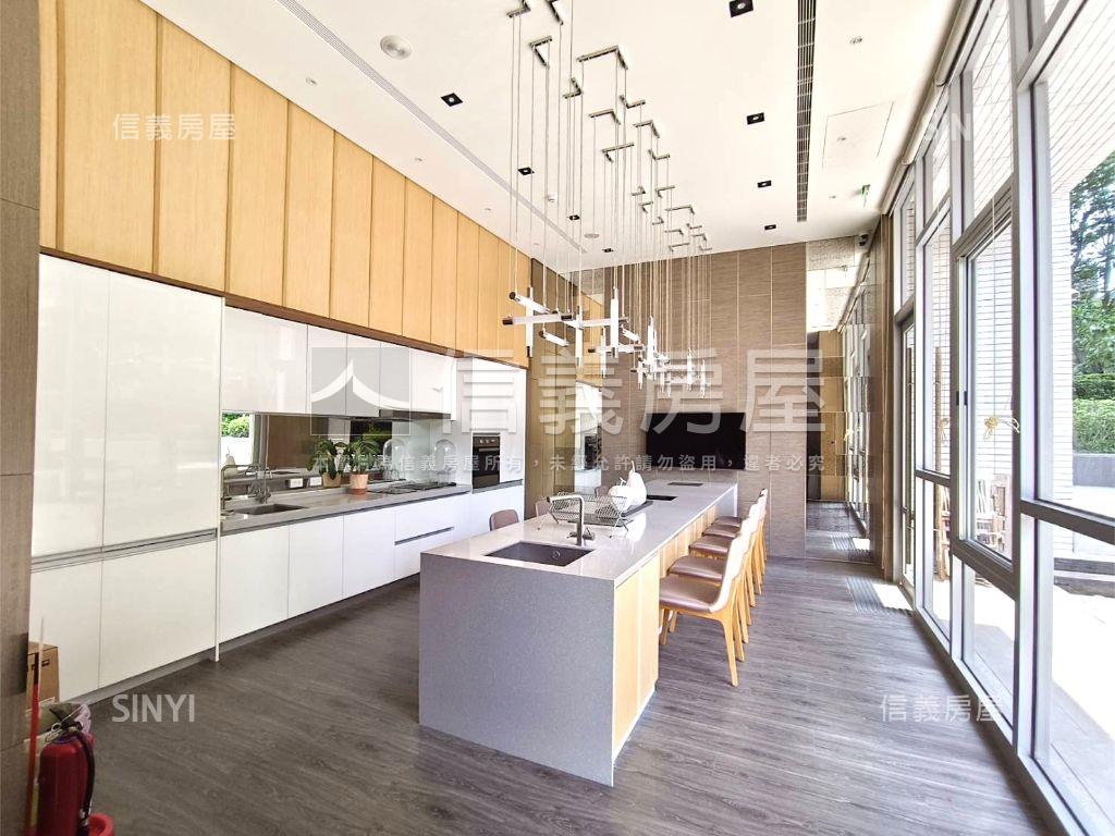 專任近高鐵．站前兩房車位房屋室內格局與周邊環境