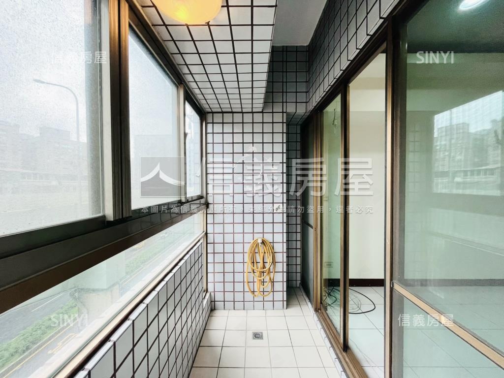 景安雙捷運～三房車位房屋室內格局與周邊環境