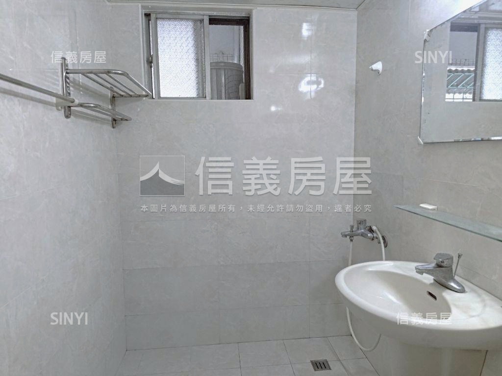 前鎮鎮國小資公寓三房房屋室內格局與周邊環境