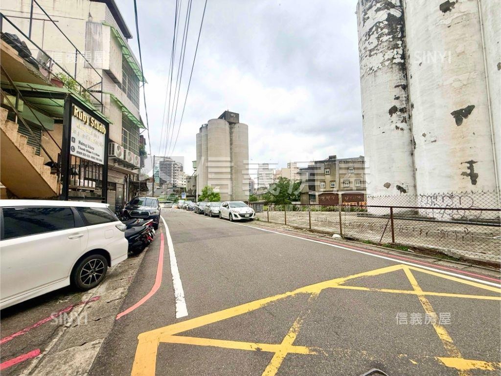 長安街近車站透天房屋室內格局與周邊環境