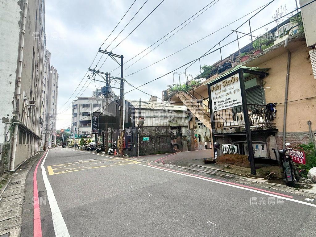 長安街近車站透天房屋室內格局與周邊環境