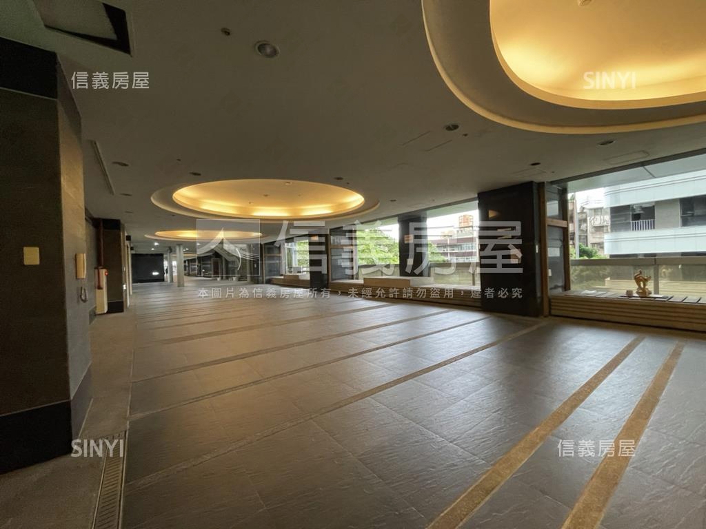 新府特區超級Ｆ１坡平車位房屋室內格局與周邊環境