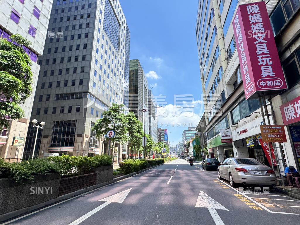 近遠東世紀廣場透天三角窗房屋室內格局與周邊環境