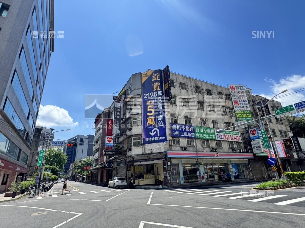 近遠東世紀廣場透天三角窗房屋室內格局與周邊環境