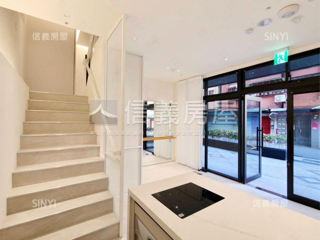 阿曼學學挑高店辦房屋室內格局與周邊環境