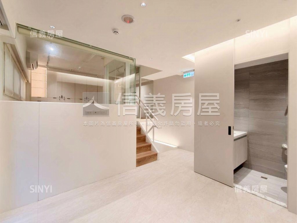 阿曼學學挑高店辦房屋室內格局與周邊環境