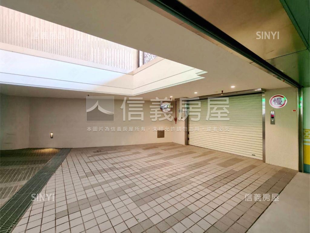 阿曼學學挑高店辦房屋室內格局與周邊環境