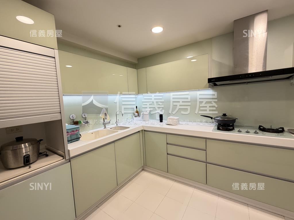 專任高樓三房雅緻凱旋門房屋室內格局與周邊環境