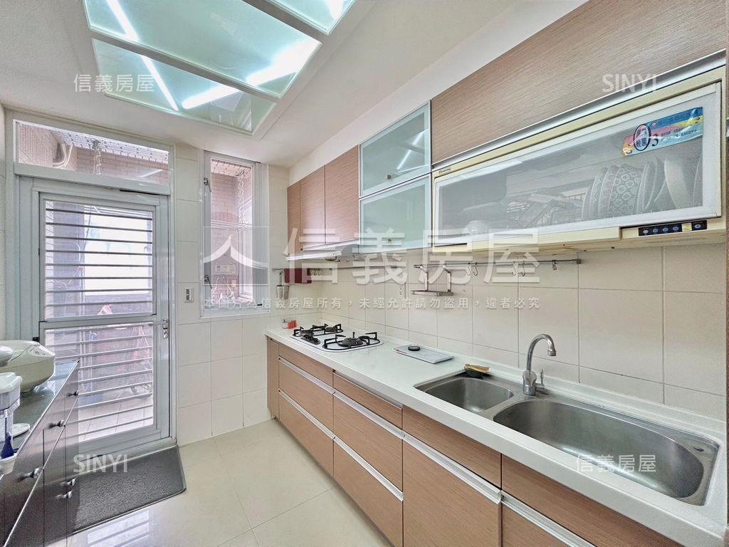 近成功國中精選美三房房屋室內格局與周邊環境