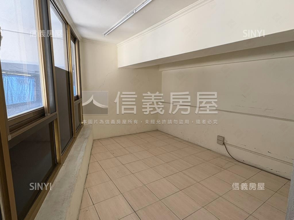 低總價捷運店面房屋室內格局與周邊環境