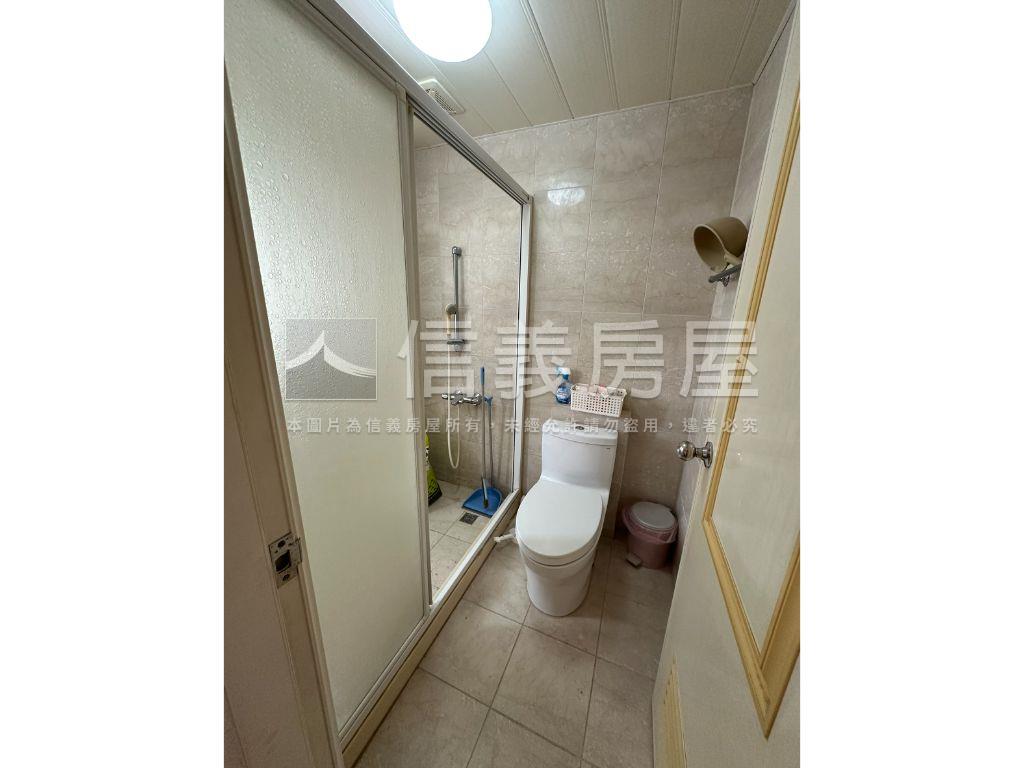 近捷運附坡平車位華廈房屋室內格局與周邊環境