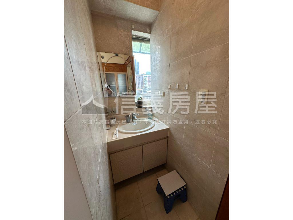 近捷運附坡平車位華廈房屋室內格局與周邊環境