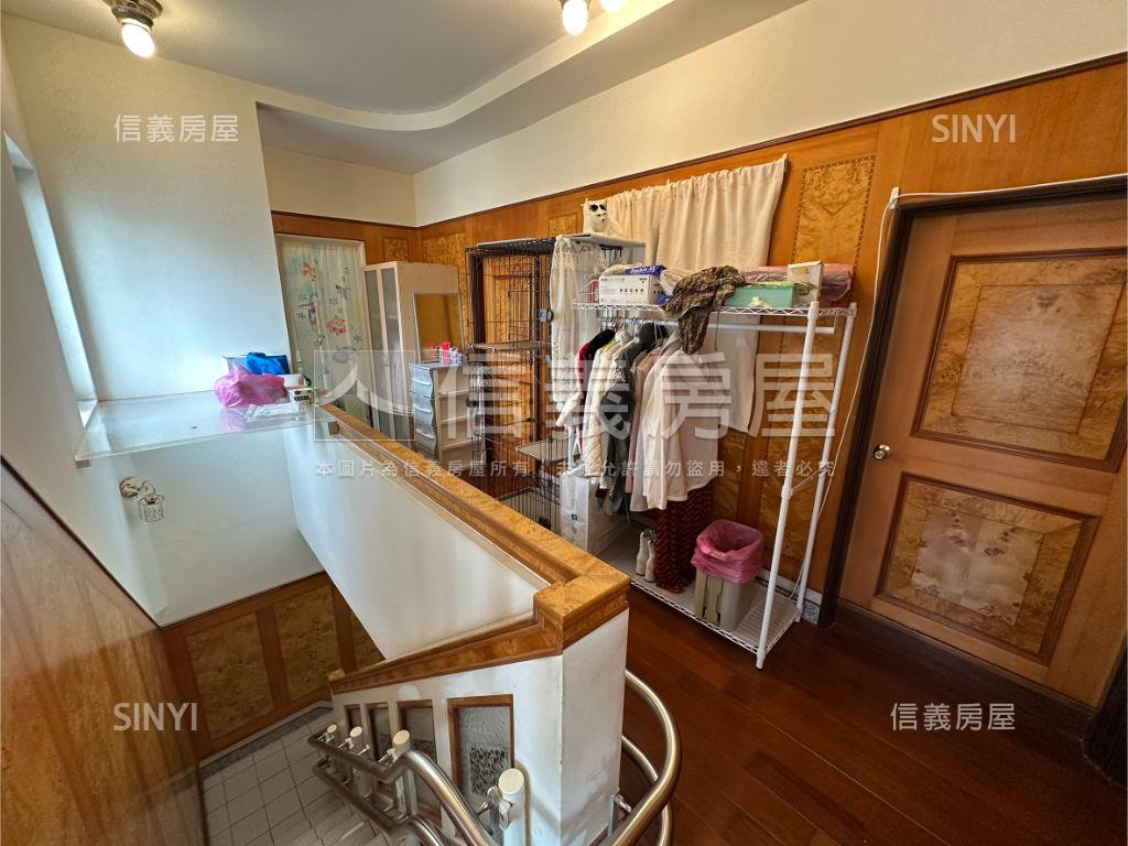 近捷運附坡平車位華廈房屋室內格局與周邊環境