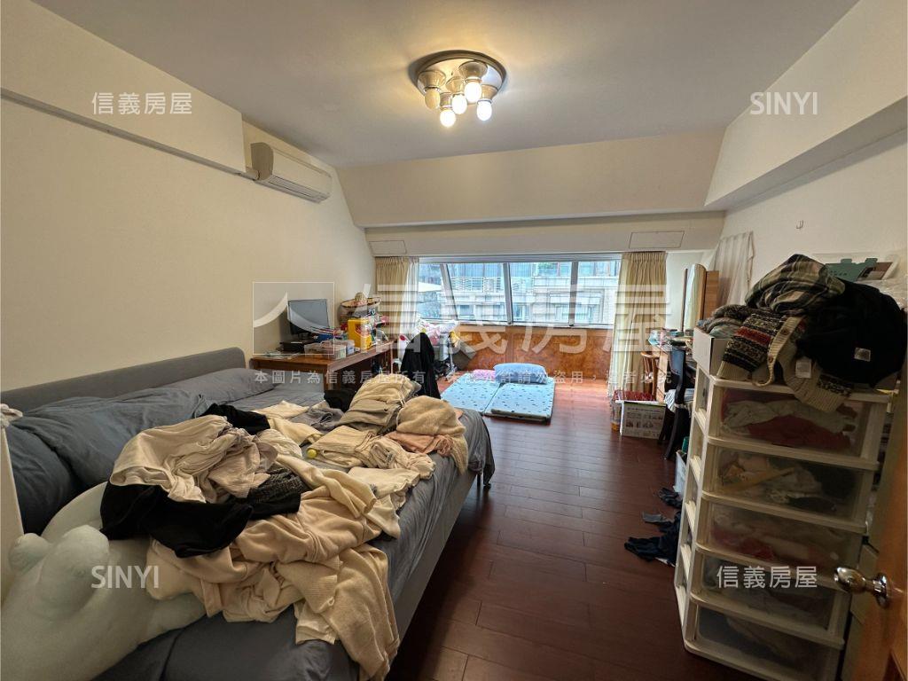 近捷運附坡平車位華廈房屋室內格局與周邊環境