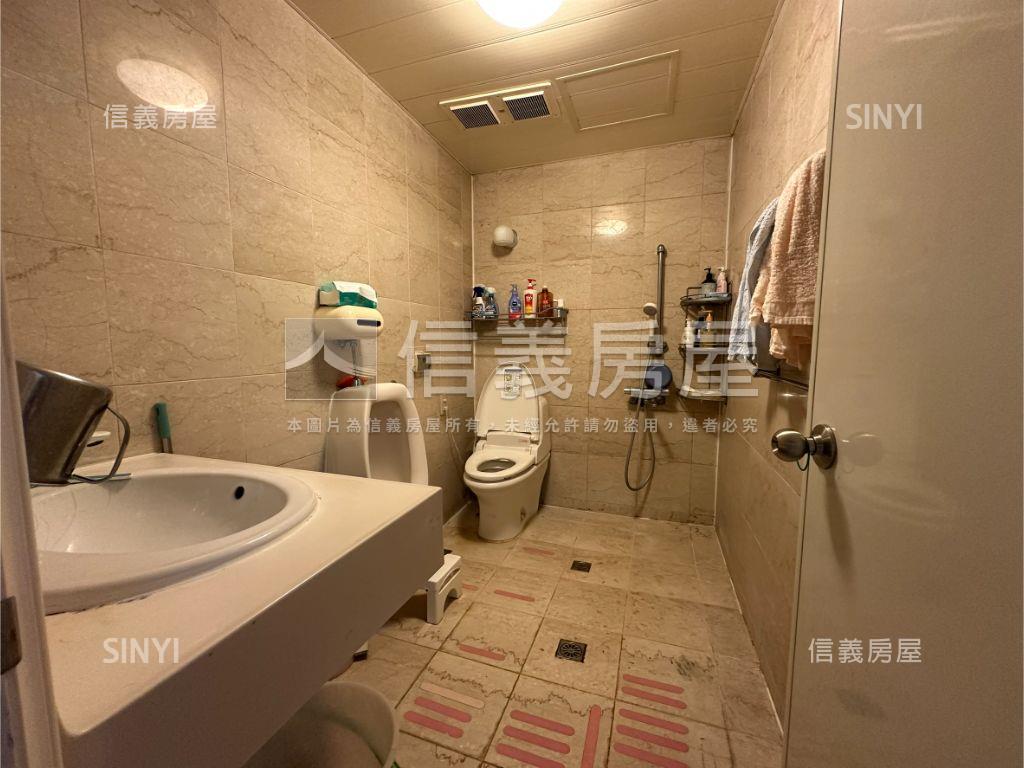 近捷運附坡平車位華廈房屋室內格局與周邊環境