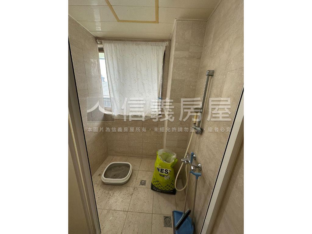 近捷運附坡平車位華廈房屋室內格局與周邊環境