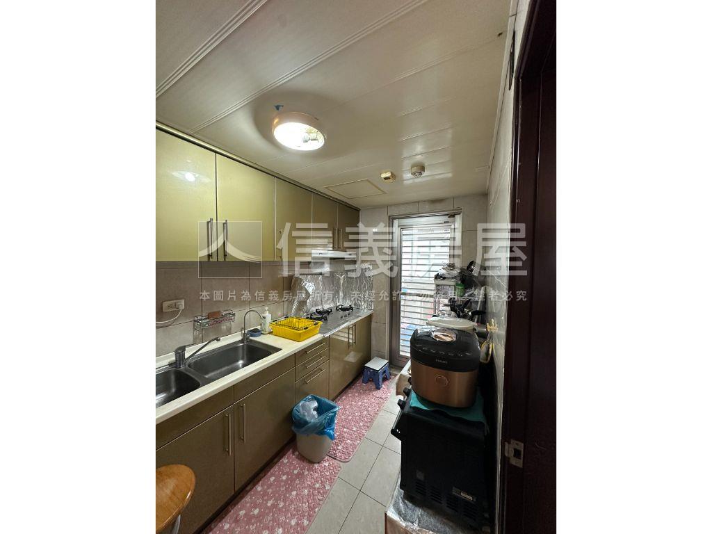 近捷運附坡平車位華廈房屋室內格局與周邊環境