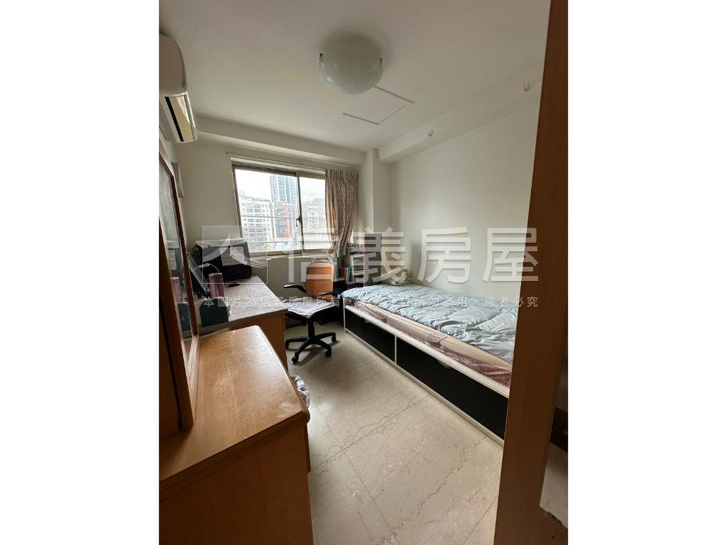 近捷運附坡平車位華廈房屋室內格局與周邊環境