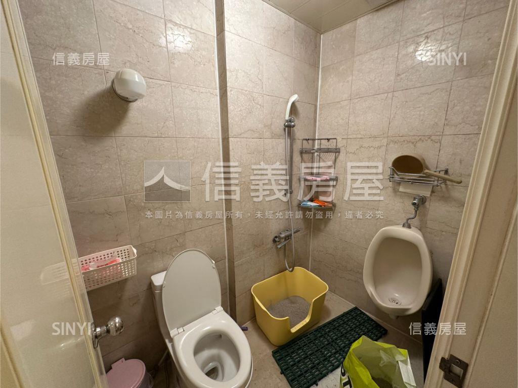 近捷運附坡平車位華廈房屋室內格局與周邊環境