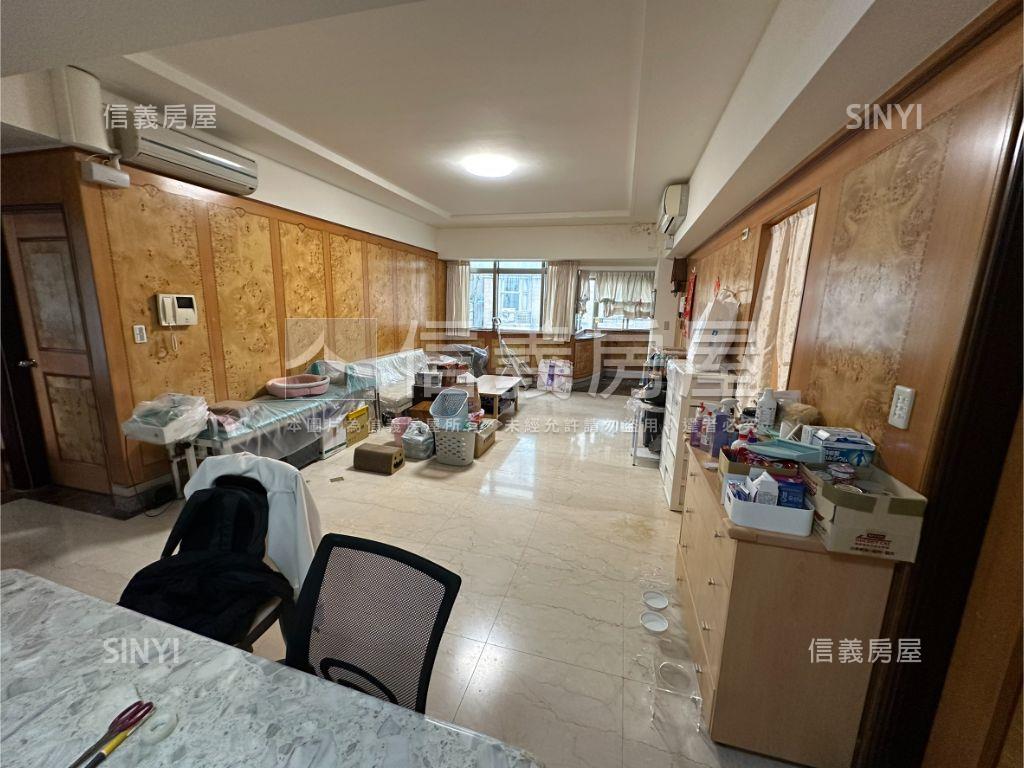 近捷運附坡平車位華廈房屋室內格局與周邊環境