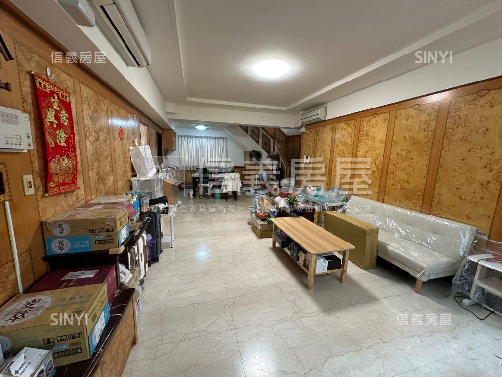 近捷運附坡平車位華廈房屋室內格局與周邊環境