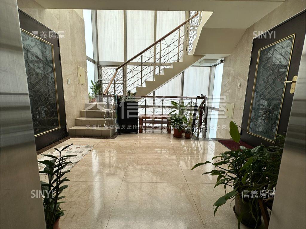 近捷運附坡平車位華廈房屋室內格局與周邊環境